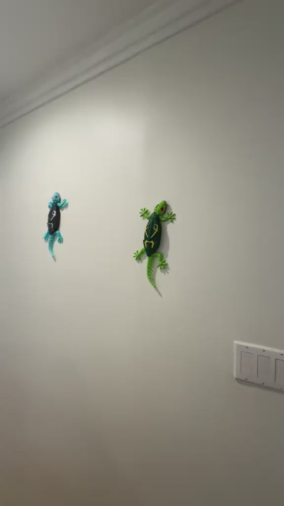 Interactive Climbing Gecko video